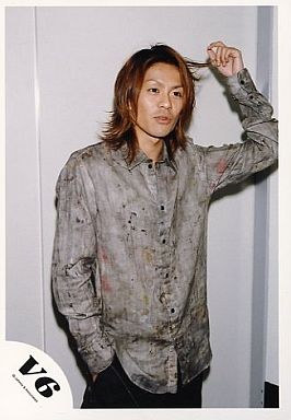 V6/森田剛/膝上・衣装グレー・右手ポケット・左手髪・背景白/公式生写真