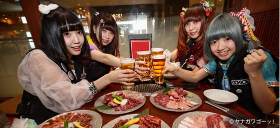 ビールを飲むメンバー