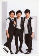 嵐/集合(3人)/全身・シャツ白・ベスト黒・顔正面・センター二宮・大野左手ピース・背景白/「Are You Happy?」ジャケ写撮影＆「Don’t You Get It」PV撮影/公式生写真