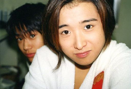 駿河屋 買取 ジャニーズjr 大野智 横型 バストアップ 衣装白赤 目線正面 後ろに人 枠無し ジャニーズファミリークラブ生写真 ジャニーズjr