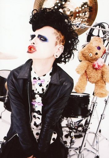 駿河屋 買取 Mejibray メト 膝上 衣装黒白水玉 ぬいぐるみ 顔左上向き 後ろにドラム 背景白 Aセット Photoセット Die Kusse ヴィジュアル系バンド
