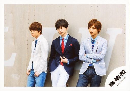 魔法集市 骏河屋 Kis My Ft2 集合 3人 横型 膝上 衣装白 黒 青 グレー 目線左 藤ヶ谷腕組み 背景グレー センター玉森 16夏 パンフ グッズ撮影 公式生写真 中古 生写真 ジャニーズ アイドル Kis My Ft2 通販ショップの駿河屋