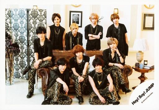 魔法集市 骏河屋 Hey Say Jump 集合 9人 横型 全身 5人座り 衣装黒 八乙女腕組み ソファ茶色 背景白 16夏コンサートパンフ グッズ撮影 公式生写真