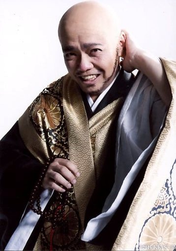 光宣(勝呂達磨)/上半身・右手数珠・左手頭・キャラクターショット/「舞台 『青の祓魔師』 京都紅蓮篇」ブロマイド