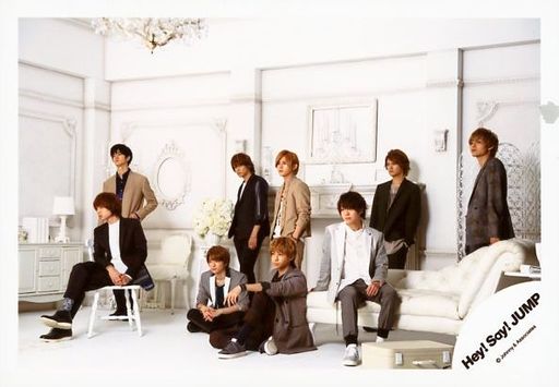 魔法集市 骏河屋 Hey Say Jump 集合 9人 横型 全身 4人座り 衣装ベージュ 黒 白 グレー 左向き ソファ 椅子 背景白 アルバム Dear ジャケ写撮影オフショット 公式生写真