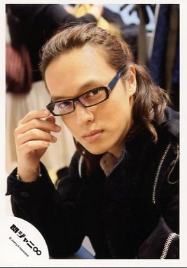 駿河屋 買取 関ジャニ 丸山隆平 バストアップ 衣装黒 眼鏡 右手顔横 公式生写真 ジャニーズ