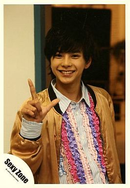 駿河屋 買取 Sexyzone 佐藤勝利 上半身 ベージュジャケット 右手指2本立て 青色ストライプ柄シャツ 笑顔 公式生写真 ジャニーズ