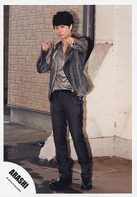 駿河屋 買取 嵐 櫻井翔 衣装グレー 全身 両手指差し Your Eyes 公式生写真 嵐