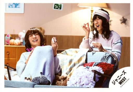 ジャニーズwest 藤井流星 濱田崇裕 横型 膝上 女装 衣装白 ピンク ヘアーバンド 藤井両足曲げ 濱田右手上げ 笑顔 シングル ホメチギリスト 傷だらけの愛 Mv ジャケ写オフショット 公式生写真 中古 生写真 ジャニーズ アイドル ジャニーズwest 通販