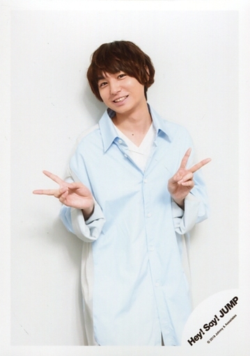 生写真 ジャニーズ アイドル Hey Say Jump Hey Say Jump 伊野尾慧 膝上 衣装水色 両手ピース 首傾げ 笑顔 背景白 シングル ファンファーレ Mv ジャケ写オフショット 公式生写真 Merchpunk