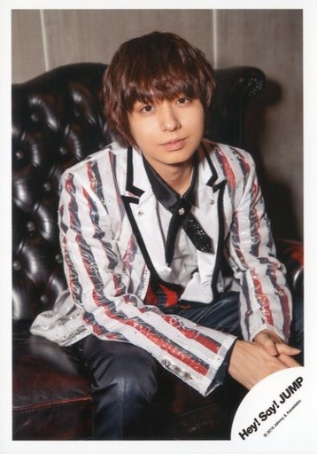 Hey Say Jump 伊野尾慧 膝上 座り 衣装白 赤 黒 両手合わせ 右向き 前屈み Hey Say Jump Live 19 In Taipei グッズオフショット 公式生写真 Merchpunk