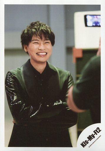Kis My Ft2 二階堂高嗣 上半身 衣装黒 腕組み 笑顔 右向き 手前に人 シングル Edge Of Days Mvオフショット 公式生写真 Merchpunk