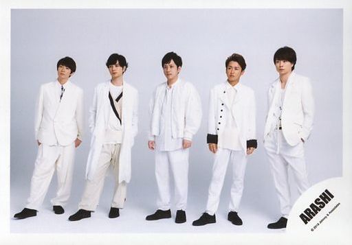 生写真 ジャニーズ アイドル 嵐 嵐 集合 5人 横型 全身 衣装白 黒 左向き 横並び 櫻井両手ポケット 背景白 Arashi Anniversary Tour 5 追加グッズオフショット 公式生写真 Merchpunk
