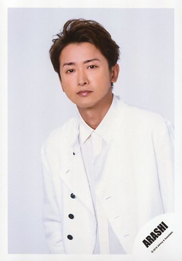 Raw Photo Johnny S Idol Arashi Arashi Satoshi Ono Upper Body Costume White Both Hands Left Facing Mouth Closed Looking At Camera Background White Arashi Anniversary Tour