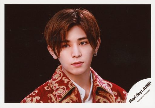 Hey Say Jump 山田涼介 横型 顔アッフ 衣装赤 黄色 両手下 目線左 背景黒 Hey Say Jump Live Tour 19 Parade グッズオフショット 公式生写真 Merchpunk