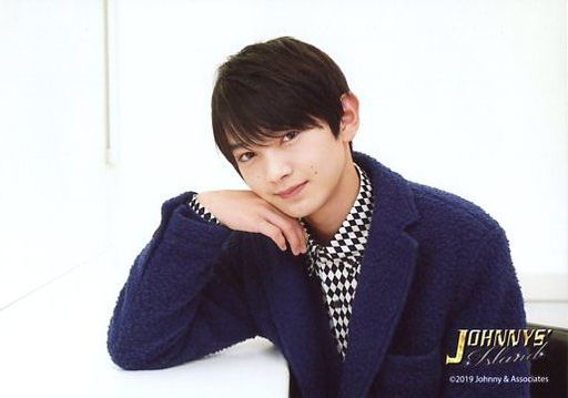 少年忍者 内村颯太 横型 上半身 衣装青 白 座り 右手顎 背景白 Johnnys Island オリジナルフォト Merchpunk