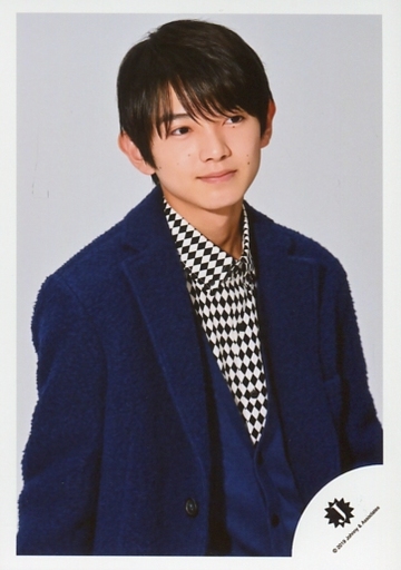 生写真 ジャニーズ アイドル 少年忍者 少年忍者 内村颯太 上半身 衣装青 白 黒 両手下 右向き 口閉じ 背景白 Johnnys Island グッズオフショット 公式生写真 Merchpunk