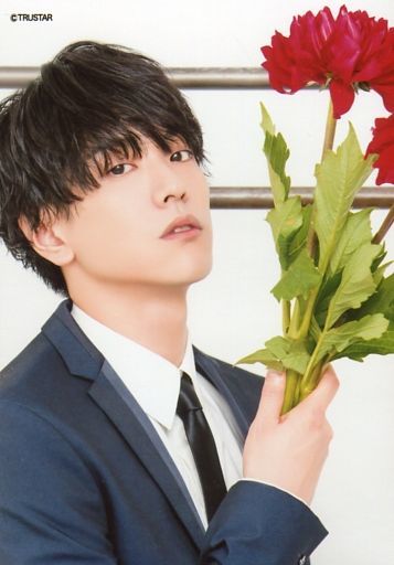 生写真 男性 俳優 黒羽麻璃央 バストアップ 衣装紺 白 スーツ 右向き 顔上げ 右手花 第4回 黒羽麻璃央 ファンミーティング2020 会場限定オリジナルくじ ランダムブロマイドセット賞2 Merchpunk
