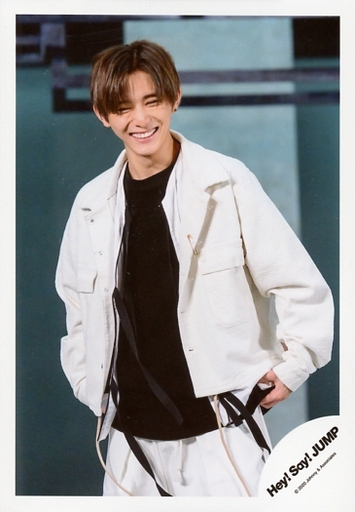 生写真 ジャニーズ アイドル Hey Say Jump Hey Say Jump 山田涼介 膝上 衣装白 黒 両手下 笑顔 体左向き シングル I Am Muah Muah Mv ジャケ写オフショット 公式生写真 Merchpunk