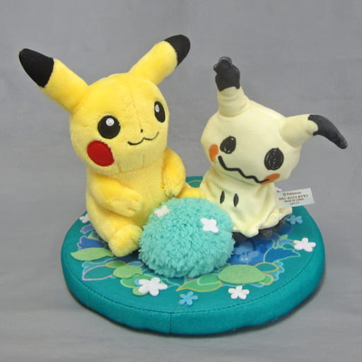 駿河屋 中古 ピカチュウとミミッキュ ミミッキュのまいにち ジオラマぬいぐるみ ポケットモンスター ポケモンセンター限定 ぬいぐるみ