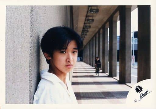 駿河屋 買取 ジャニーズjr 大野智 横型 バストアップ 衣装白 体右向き 後ろに人 公式生写真 ジャニーズ