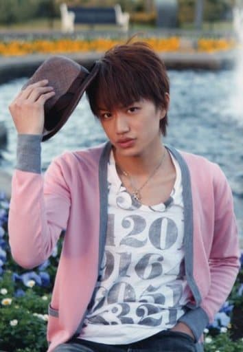 生写真(男性)/俳優 井上正大/上半身・衣装ピンク・グレー・白・右手帽子/「井上正大 ファーストトレーディングカード M graphic card」特典生写真