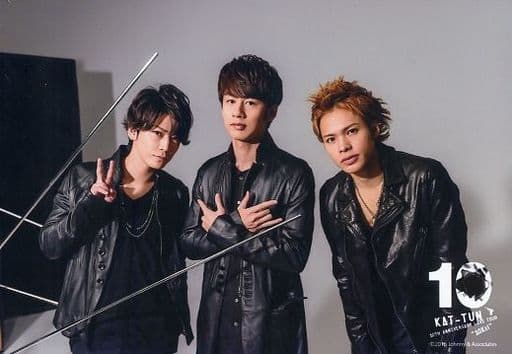 駿河屋 中古 Kat Tun 集合 3人 横型 膝上 ジャケット黒 中丸腕交差 背景グレー Kat Tun 10th Anniversary Live Tour 10ks 会場限定オリジナルフォトセット 男性生写真 駿河屋 中古 Kat Tun 集合 3人 横型 膝上 ジャケット黒 中丸腕交差 背景グレー Kat Tun 10th Anniversary Live Tour 10ks 会場限定オリジナルフォトセット 男性生写真