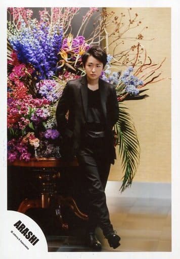 駿河屋 中古 嵐 大野智 全身 衣装黒 両手後ろ 右足上げ 目線左 背景花 I Seek Daylight Pv ジャケ写撮影オフショット 公式生写真 嵐 駿河屋 中古 嵐 大野智 全身 衣装黒 両手後ろ 右足上げ 目線左 背景花 I Seek Daylight Pv ジャケ写撮影オフショット 公式生写真 嵐