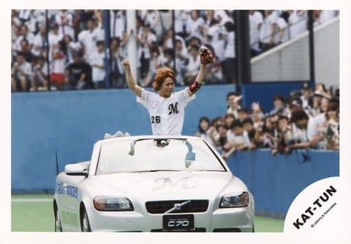 駿河屋 中古 Kat Tun 亀梨和也 横型 上半身 野球ユニフォーム白 両手上げ 左手グローブ 顔右向き 車 球場 公式生写真 男性生写真 駿河屋 中古 Kat Tun 亀梨和也 横型 上半身 野球ユニフォーム白 両手上げ 左手グローブ 顔右向き 車 球場 公式生写真 男性生写真