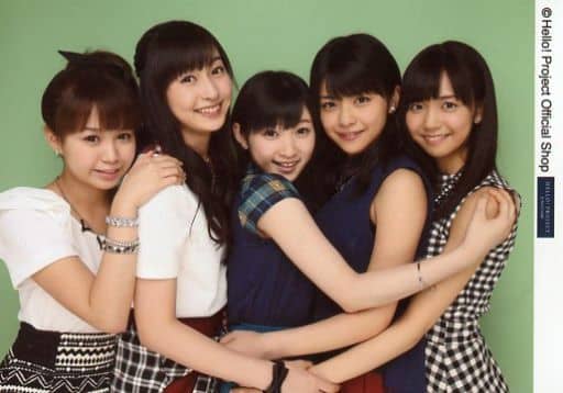 Juice=Juice/集合(5人)/横型・上半身・衣装白.黒.青・抱き合い・カメラ目線・背景緑・ロゴ「HELLO PROJECT SINCE1999」/公式生写真 Juice=Juice/集合(5人)/横型・上半身・衣装白.黒.青・抱き合い・カメラ目線・背景緑・ロゴ「HELLO PROJECT SINCE1999」/公式生写真