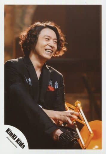 駿河屋 中古 Kinki Kids 堂本剛 膝上 座り 衣装黒 右向き 右足上げ 左手トランペット 目線右 歯見せ 笑顔 薔薇と太陽 Pv撮影 公式生写真 Kinki Kids
