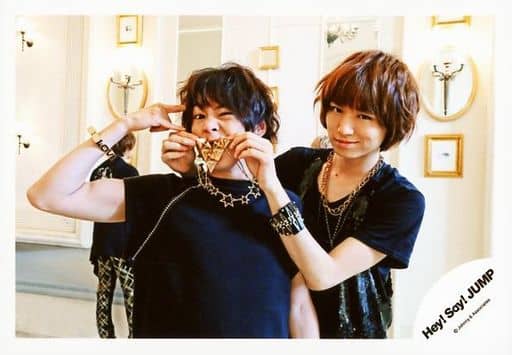 駿河屋 買取 Hey Say Jump 有岡大貴 伊野尾慧 横型 上半身 伊野尾両手ネックレス 有岡右手上げ 左目閉じ 背景白 16夏 コンサート パンフ グッズ撮影 公式生写真 Hey Say Jump
