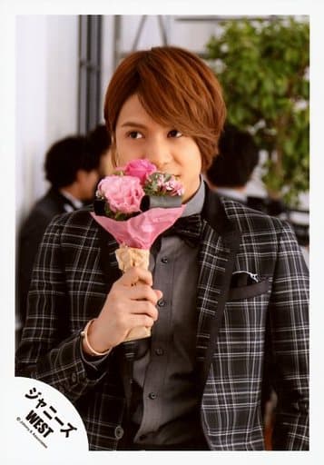 駿河屋 中古 ジャニーズwest 中間淳太 上半身 スーツ黒グレーチェック柄 右手花束 薔薇ピンク 目線左上 シルエット Pv撮影 公式生写真 ジャニーズwest 駿河屋 中古 ジャニーズwest 中間淳太 上半身 スーツ黒グレーチェック柄 右手花束 薔薇ピンク 目線左上 シルエット Pv撮影 公式生写真 ジャニーズwest