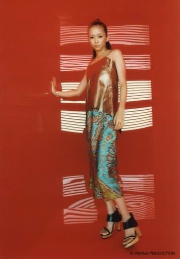 駿河屋 中古 安室奈美恵 全身 衣装ベージュ 水色 右手壁 背景赤 公式生写真 女性生写真