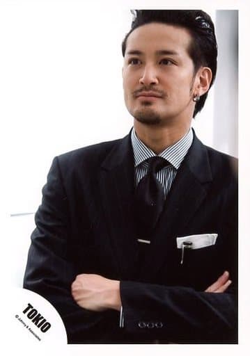 TOKIO/松岡昌宏/バストアップ・スーツ黒・シャツストライプ柄・ネクタイ黒・腕組み・目線左上・右寄り/「TOKIO LIVE TOUR 1718」パンフレット/公式生写真