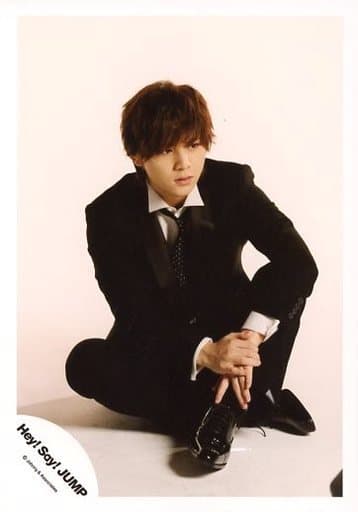 駿河屋 中古 Hey Say Jump 山田涼介 全身 座り 衣装黒 視線右 膝立て 両手重ね 公式生写真 ジャニーズ 駿河屋 中古 Hey Say Jump 山田涼介 全身 座り 衣装黒 視線右 膝立て 両手重ね 公式生写真 ジャニーズ