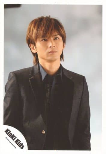 生写真(ジャニーズ)/アイドル/Kinki Kids Kinki Kids/堂本光一/上半身・衣装黒・口閉じ・目線右上・背景グレー/「夢を見れば傷つくこともある」MV撮影オフショット/公式生写真