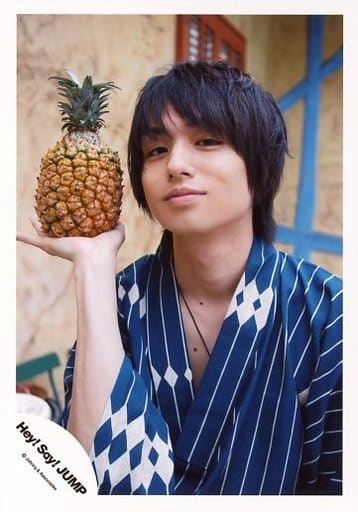 駿河屋 中古 Hey Say Jump 伊野尾慧 バストアップ 衣装青 浴衣 右手パイナップル 口閉じ 公式生写真 ジャニーズ