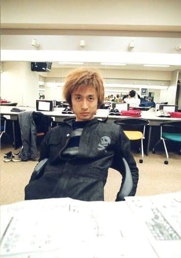 駿河屋 買取 ロザン 宇治原史規 上半身 座り 衣装黒グレー ボーダー 後ろに鏡 Baseよしもと ファンクラブ限定生写真 お笑い芸人