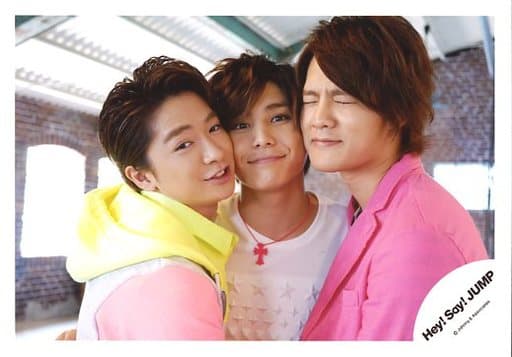 駿河屋 中古 Hey Say Jump 知念侑李 山田涼介 岡本圭人 横型 バストアップ 衣装ピンク 黄 頬寄せ 有岡目閉じ Hey Say Jump Live Tour 14 Smart 公式生写真 ジャニーズ 駿河屋 中古 Hey Say Jump 知念侑李 山田涼介 岡本圭人 横型 バストアップ 衣装ピンク 黄 頬寄せ 有岡目閉じ Hey Say Jump Live Tour 14 Smart 公式生写真 ジャニーズ