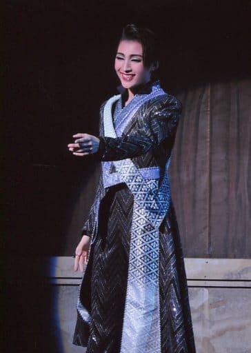 駿河屋 -<中古>宝塚歌劇団(雪組)/望海風斗/ライブフォト・黒紫水色柄