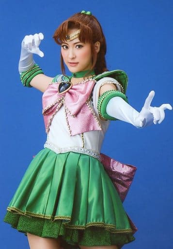 駿河屋 中古 楓 セーラージュピター 膝上 背景青 キャラクターショット ミュージカル 美少女戦士セーラームーン Le Mouvement Final 物販生写真 2 5次元ミュージカル