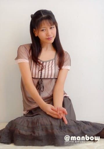 井上喜久子/全身・座り・衣装グレー・ピンク・両手下・目線左下・口閉じ・背景白・ロゴ入り「@manbow」/公式生写真 井上喜久子/全身・座り・衣装グレー・ピンク・両手下・目線左下・口閉じ・背景白・ロゴ入り「@manbow」/公式生写真