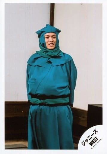 駿河屋 買取 ジャニーズwest 神山智洋 膝上 衣装緑 両手後ろ アルバム Westival ジャケ写撮影 グッズ撮影オフショット 公式生写真 ジャニーズ