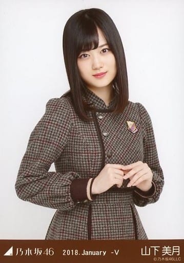 駿河屋 -<中古>山下美月/上半身・19th 制服/乃木坂46 2018.January-V ...