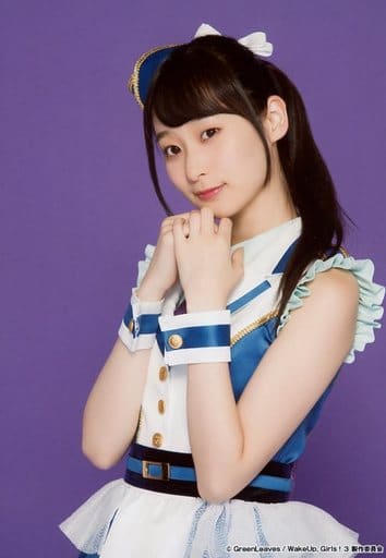 Wake Up Girls 山下七海 上半身 衣装白青 両手顎 体左向き 背景紫 Wake Up Girls 4th Live Tour ごめんねばっかり言ってごめんね ブロマイド17 Summer Suruga Ya 駿河屋代購