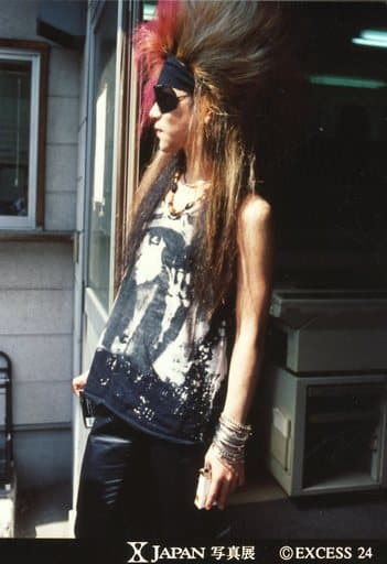 駿河屋 -<中古>X JAPAN/hide/膝上・衣装白黒・両手下・目線左