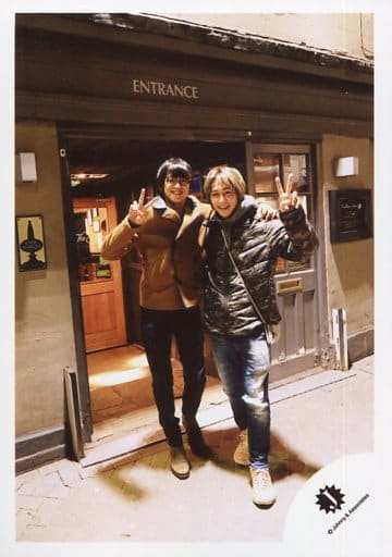 駿河屋 中古 Hey Say Jump 高木雄也 八乙女光 全身 衣装グレー茶色 ピースする 舞台 薔薇と白鳥 ロンドンオフショット 公式生写真 ジャニーズ