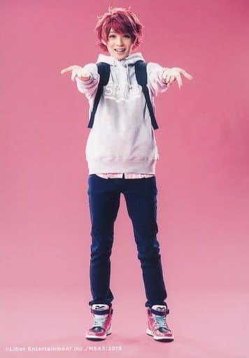 駿河屋 -<中古>横田龍儀(佐久間咲也)/全身・両手広げ・背景ピンク