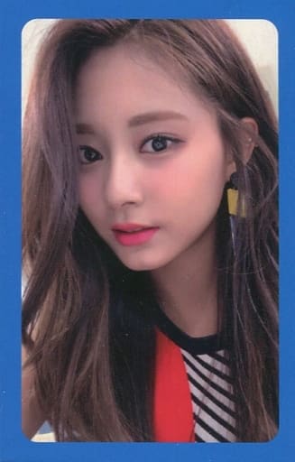 駿河屋 -<中古>TWICE/ツウィ/バストアップ・衣装赤・白・顔左向き・枠